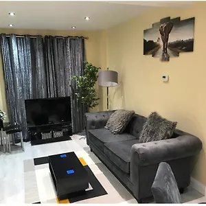 Modern & Convenient Holiday home Belfast